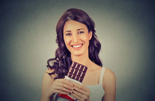 젊은 갈색 머리 초콜릿 사랑하는 여자의 초상화입니다. 다이어트 개념 — 스톡 사진