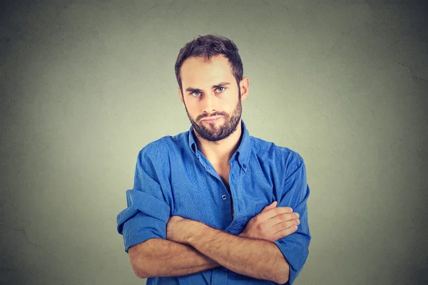 Enojado gruñón joven buscando muy disgustado — Foto de Stock