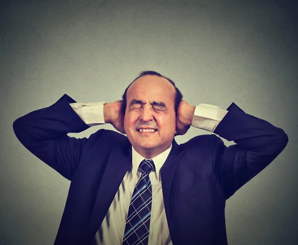 Estressado homem chateado frustrado tem muitos pensamentos dor de cabeça — Fotografia de Stock