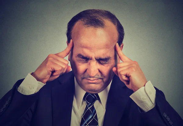 Hombre triste con expresión de rostro estresado preocupado pensando tratando de concentrarse —  Fotos de Stock