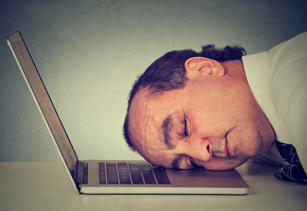 Hombre de negocios de perfil lateral durmiendo en un ordenador portátil en su escritorio, empleado chico de mediana edad cansado —  Fotos de Stock