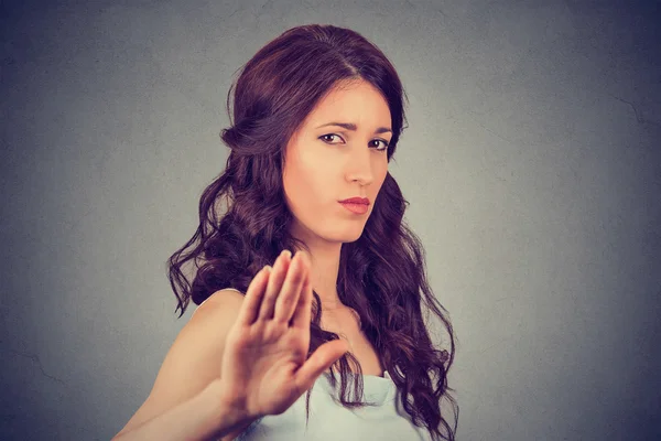 Jonge geërgerd boze vrouw met slechte houding geven praten bij de hand gebaar — Stockfoto