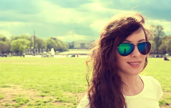 Washington Dc şehir merkezinde mutlu genç kadın bir bahar yaz güneşli bir günde 