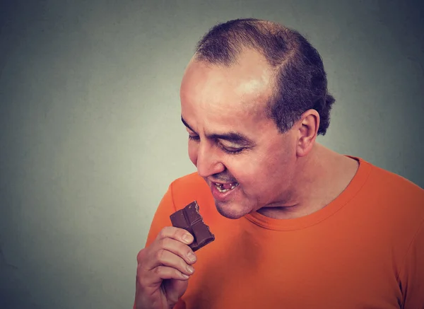 Hombre cansado de dieta restricciones antojo dulces chocolate — Foto de Stock