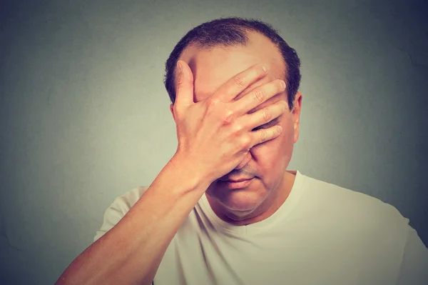 Portret van middelbare leeftijd wanhopige man geïsoleerd op grijze muur achtergrond — Stockfoto