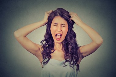 sinirli ve öfkeli kadın yüksek sesle çığlık ve saçlarını çekerek 