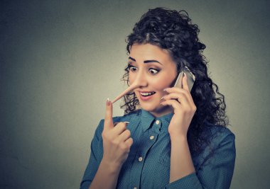 Uzun burunlu müşteri destek yalancı kavramı. Cep telefonuyla konuşan kadın yalan söylüyor 