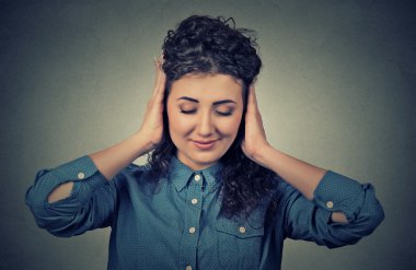 Headshot güzel genç kadın elleriyle her iki kulak kapsayan 