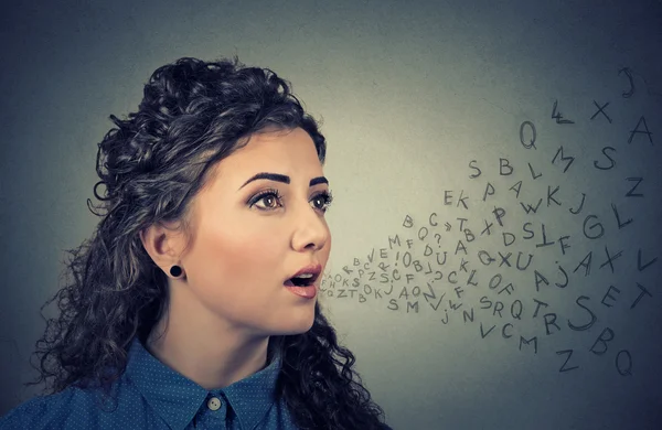 Frau im Gespräch mit Buchstaben aus dem Alphabet. Kommunikationskonzept — Stockfoto