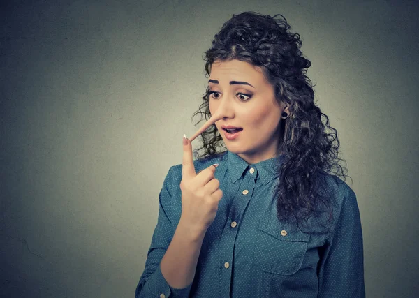 Vrouw met lange neus. Leugenaar-concept. — Stockfoto