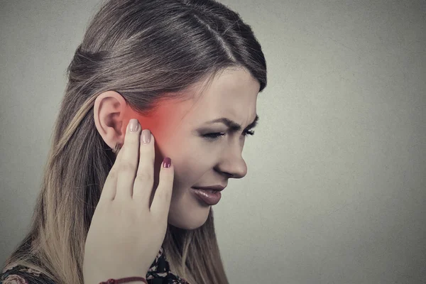 Tinnitus. Nahaufnahme Seitenprofil kranke junge Frau mit Ohrenschmerzen — Stockfoto