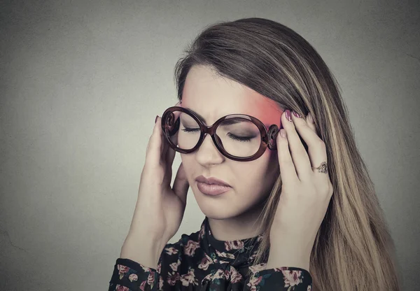 Triest vrouw in glazen met gestrest gezicht expressie hoofdpijn pijn aanraken tempels — Stockfoto