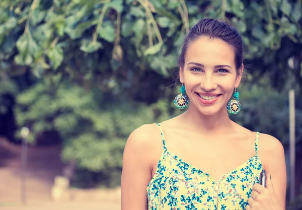 Portret van een vrouw die vrij gelukkig, lacht — Stockfoto