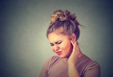 Tinnitus. Ağrılı kafasına dokunan kulak ağrısı olan hasta kadın 