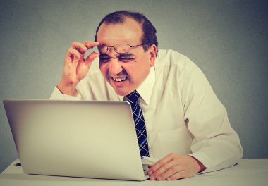 iş adamı görme karışık ile dizüstü bilgisayar yazılım sorunlarınız gözlüklü