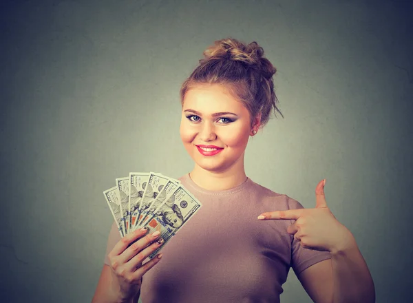 Szczęśliwy podekscytowany udanego biznesu młoda kobieta trzyma pieniądze banknotów dolarowych w ręku — Zdjęcie stockowe