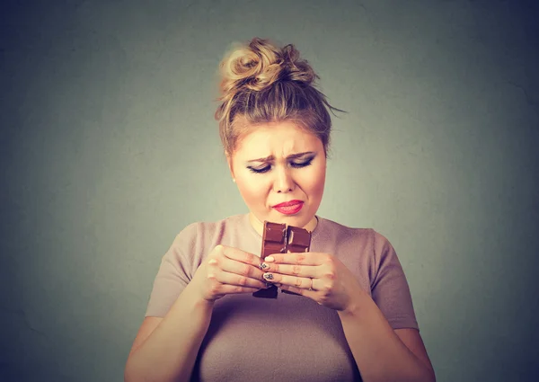 Jonge vrouw moe van dieet beperkingen verlangen chocolade snoep — Stockfoto