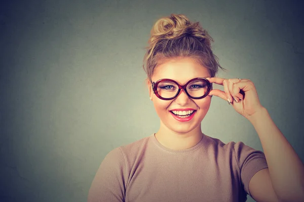 Mooie gelukkige jonge vrouw met bril glimlachend — Stockfoto