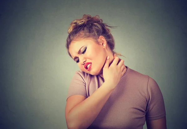 Enfermedad de espalda y columna vertebral. Mujer cansada masajeando su doloroso cuello — Foto de Stock