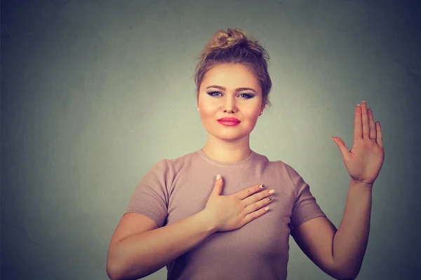 Woman witness making a promise — Stockfoto