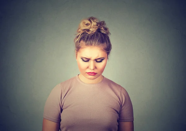 Problemas. Mujer triste mirando hacia abajo — Foto de Stock