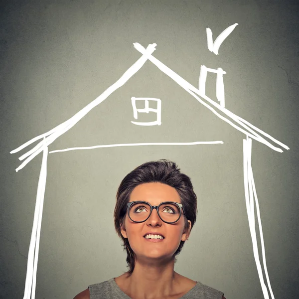 Woman looking up house roof above head — Stock Photo, Image