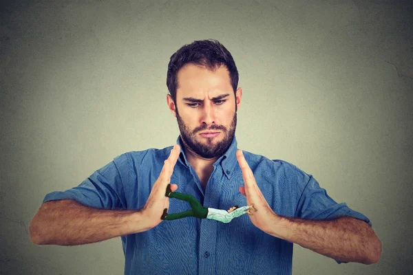 Conceptual toma creativa de un hombre entre manos de un hombre enojado — Foto de Stock