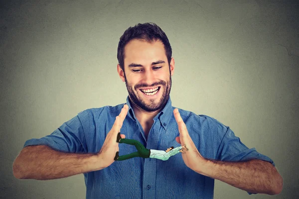 Conceptual toma creativa de un hombre entre manos de un chico sonriente riendo — Foto de Stock