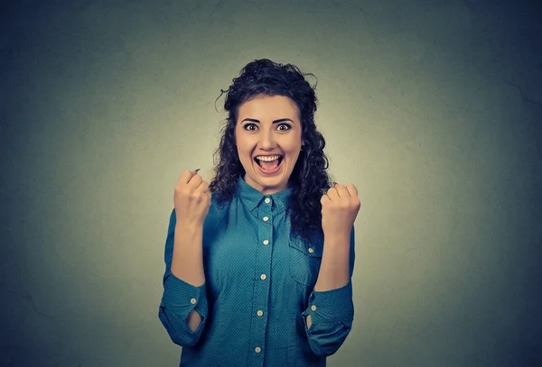 Gelukkig jonge vrouw gelukkig Glasgowse pompen vuisten extatische viert succes — Stockfoto