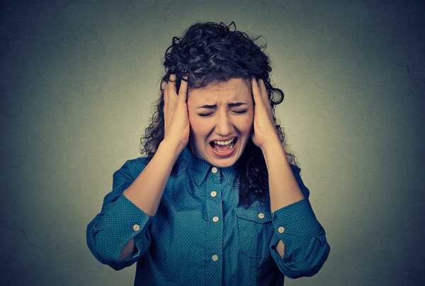 Напряженная молодая женщина кричит
