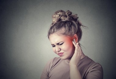 Tinnitus. Hasta kadın kırmızı renkli onu ağrılı başını dokunarak kulak ağrısı olan closeup 