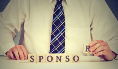 Ahşap bloklar üzerinde tablo düzenleme iş adamı. İş sponsor burs kavramı 