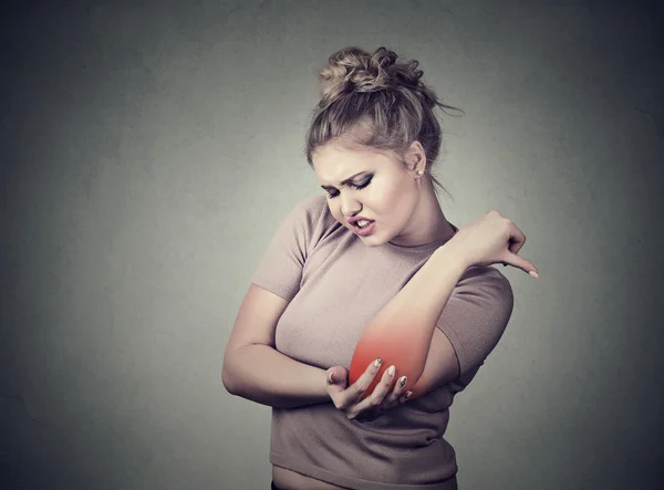 Joint inflammation with red spot on female's elbow. Arm pain injury concept. Woman with painful elbow — Stock Photo, Image