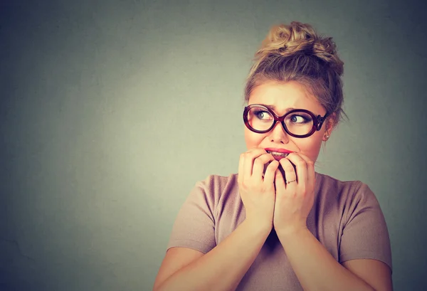 Sinirli stresli genç nerdy kadın gözlük endişeyle görünümlü tırnakları ısırma — Stok fotoğraf