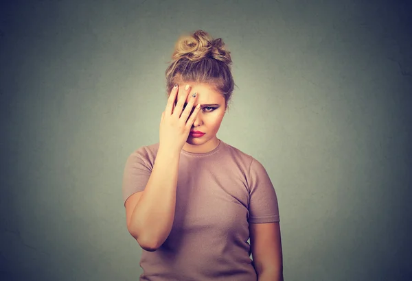 Triste joven hermosa mujer con preocupado estresado expresión de la cara mirando hacia abajo — Foto de Stock