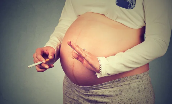 妊娠中は禁煙。妊娠中の若い女性と喫煙の概念. — ストック写真