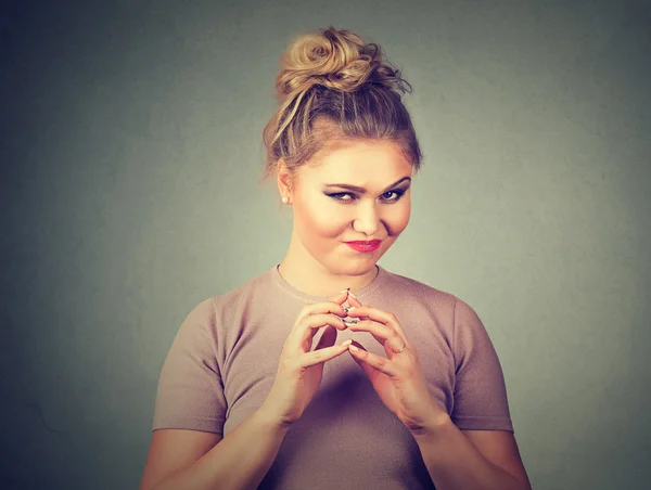 Una joven astuta, astuta e intrigante tramando algo. Emociones humanas negativas, expresiones faciales —  Fotos de Stock