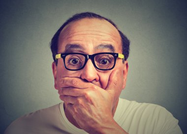 şaşırmış korkmuş adamın portresi