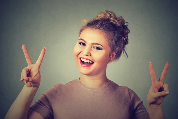 Femme heureuse montrant la victoire ou signe de paix geste — Photo