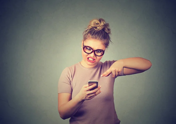 Dühös fiatal nő sikoltozik a mobil telefon. Negatív emberi érzelem — Stock Fotó