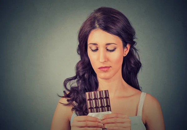 Triste jeune femme fatiguée des restrictions alimentaires envie de bonbons chocolat — Photo