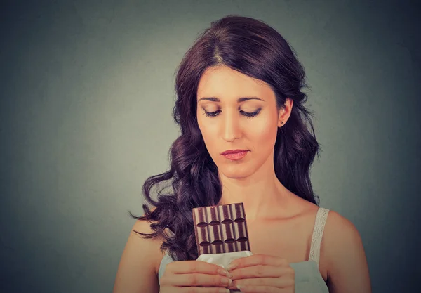 Triste joven mujer cansado de dieta restricciones antojo dulces chocolate —  Fotos de Stock