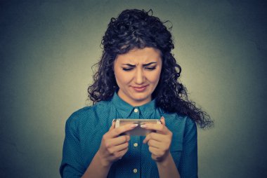 üzgün ciddi kadın telefonda konuşma ile rahatsız mesajlaşma konuşurken