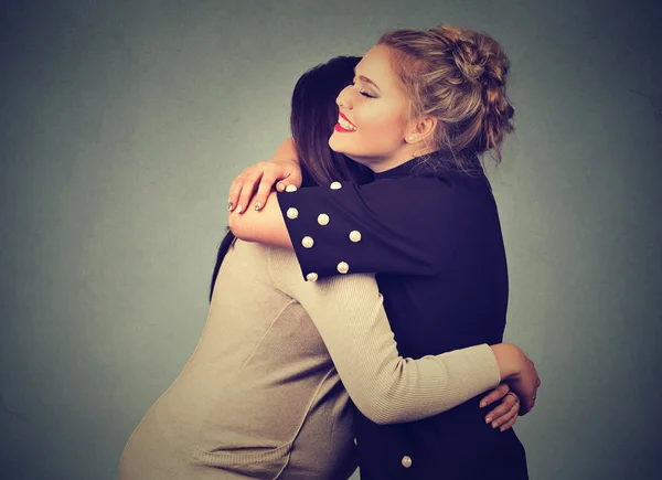 Two friends women hugging each other — Stock Photo, Image