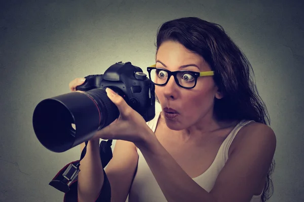 Excited shocked woman with professional DSLR camera — Stock Photo, Image