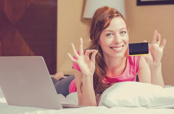 Mujer compras en línea celebración mostrando tarjeta de crédito dando signo ok . —  Fotos de Stock