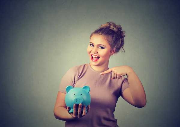 Mulher feliz segurando piggybank — Fotografia de Stock