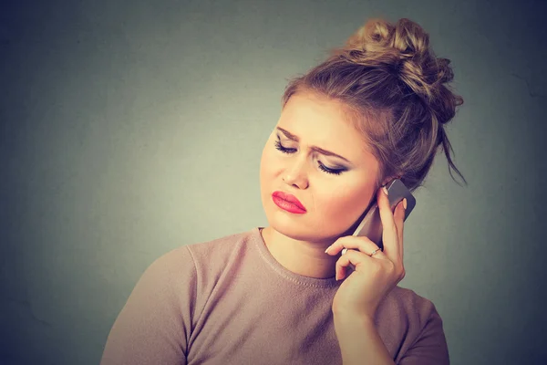 Chateado triste irritado mulher infeliz falando no telefone celular — Fotografia de Stock