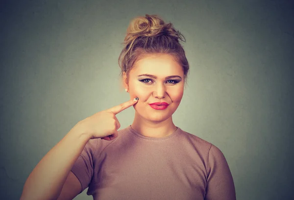 Glückliche junge Frau damit schmeckt gute Geste — Stockfoto