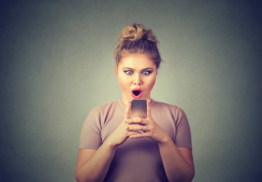 endişeli şaşkın kız yüzünde duygu ile kötü haber görme telefona bakarak